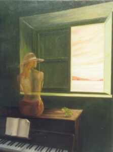une femme devant un clavier regarde une fenêtre