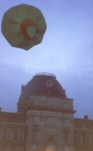 Un ballon au-dessus de l'abbatiale